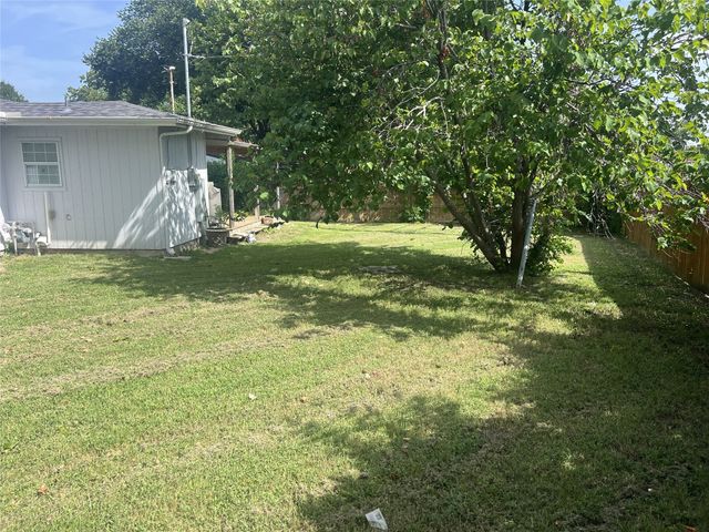 140 Vandenburg Drive, Denison, TX 75020