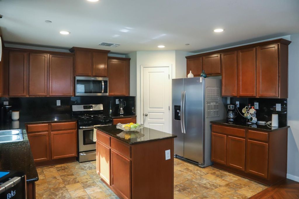 Image 11 of property listing at 313 Fritz Street, Madera, CA 93638