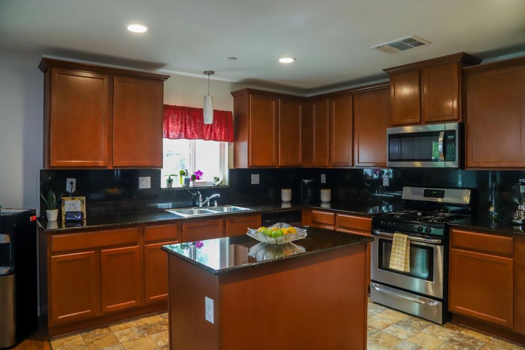 Image 13 of property listing at 313 Fritz Street, Madera, CA 93638