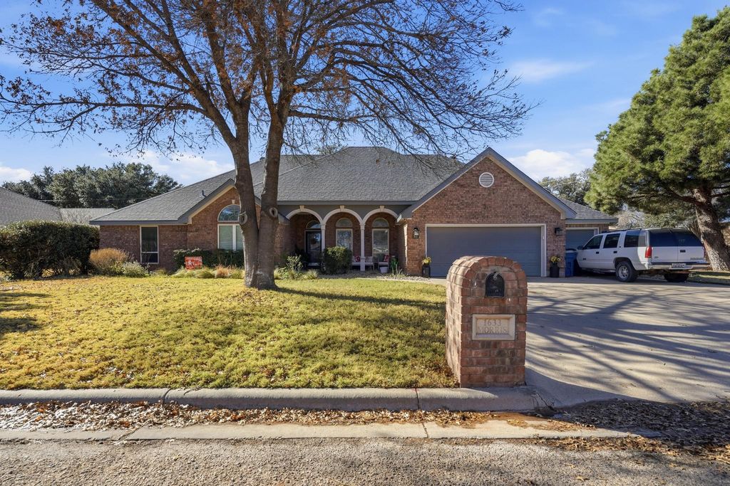 1633 Morris Avenue, Sweetwater, TX 79556