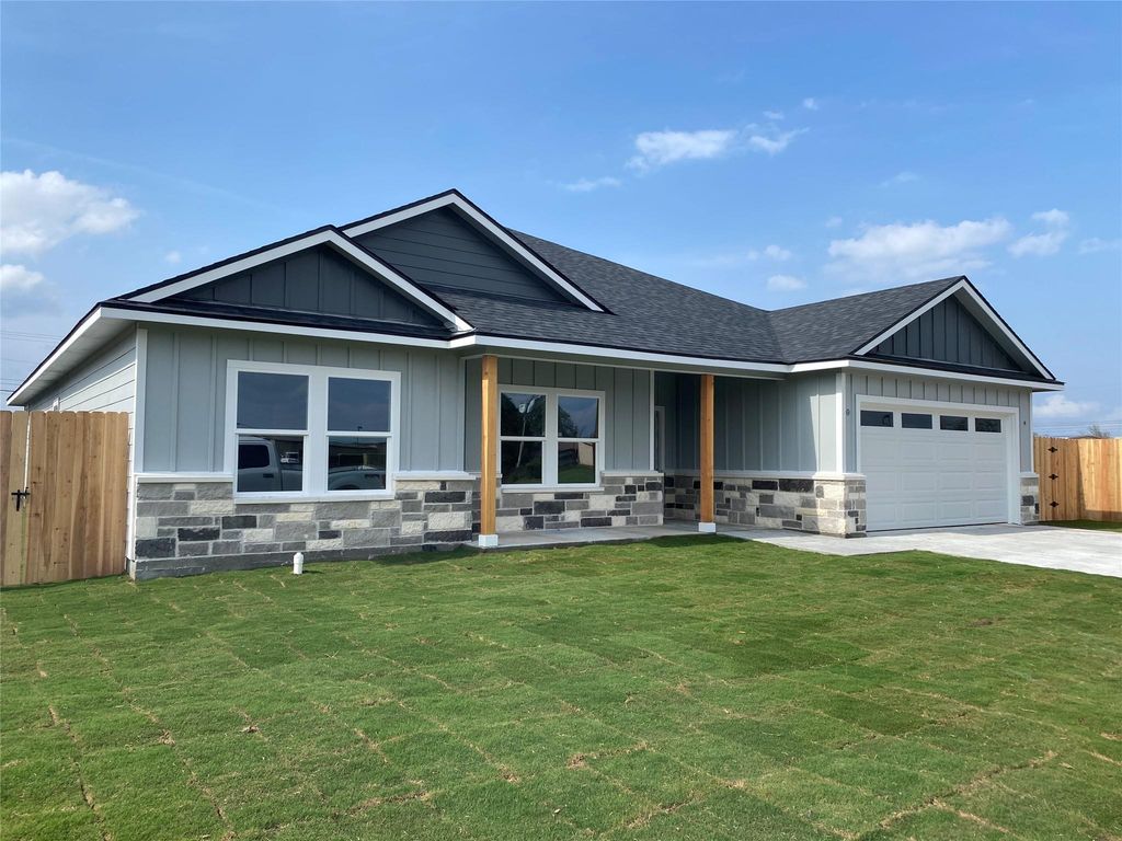 605 Cactus Street, Giddings, TX 78942