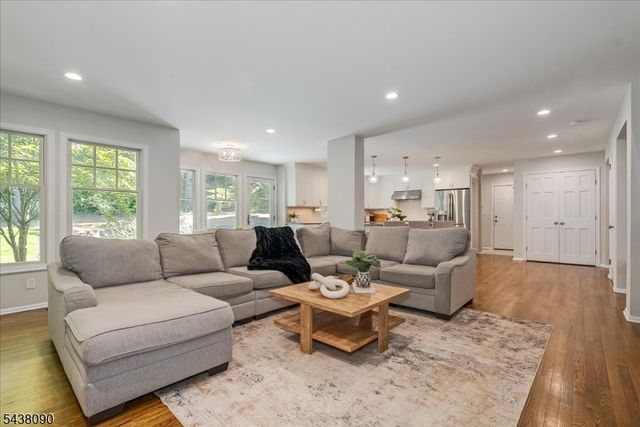 22 Ridge Dr W., Berkeley Heights Twp., NJ 07922
