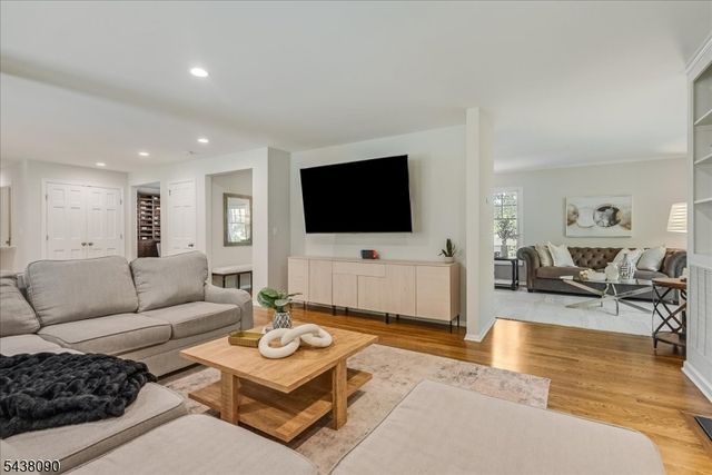 22 Ridge Dr W., Berkeley Heights Twp., NJ 07922