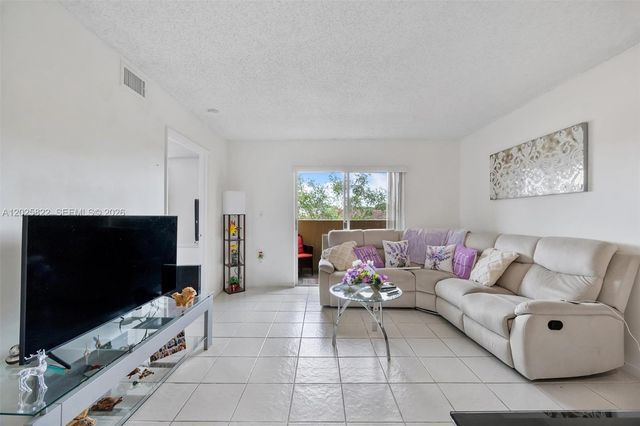 14951 SW 82nd Ln 17-403, Miami, FL 33193