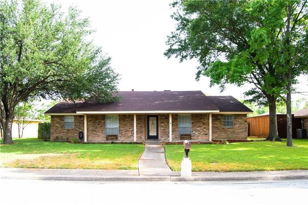 416 Lisa Lane, Desoto, TX 75115