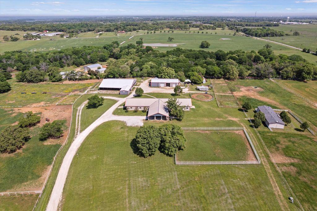 9979 Oak Creek Drive, Pilot Point, TX 76258
