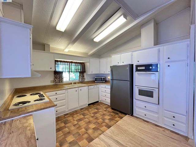 27936 Pueblo Calle, Hayward, CA 94545