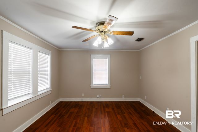 202 Forest St, Chickasaw, AL 36611