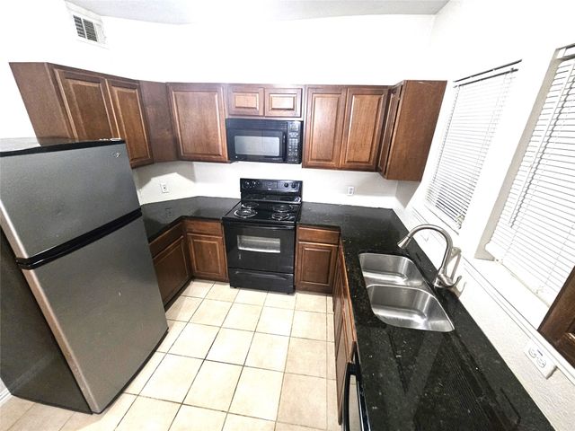 1921 W 10th Street, Dallas, TX 75208