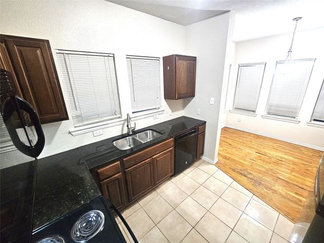 1921 W 10th Street, Dallas, TX 75208