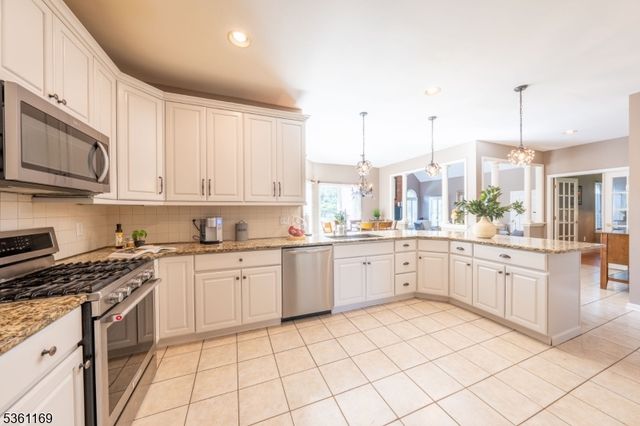 27 Horseshoe Dr, Hillsborough Twp., NJ 08844