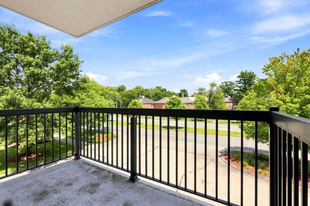 20 Hammond Pond Pkwy 208, Newton, MA 02467