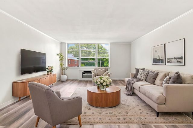 20 Hammond Pond Pkwy 208, Newton, MA 02467