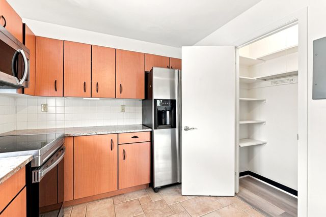 20 Hammond Pond Pkwy 208, Newton, MA 02467