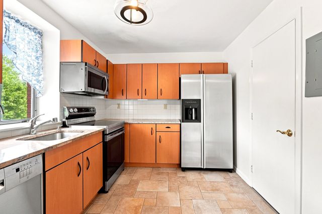 20 Hammond Pond Pkwy 208, Newton, MA 02467