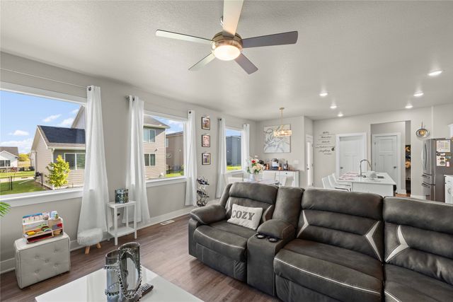 705 SE Booth Avenue, Waukee, IA 50263
