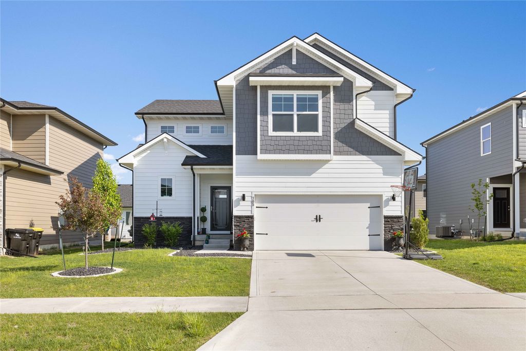 705 SE Booth Avenue, Waukee, IA 50263