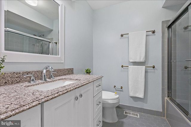 4 ROSELAND CT, Princeton Junction, NJ 08550