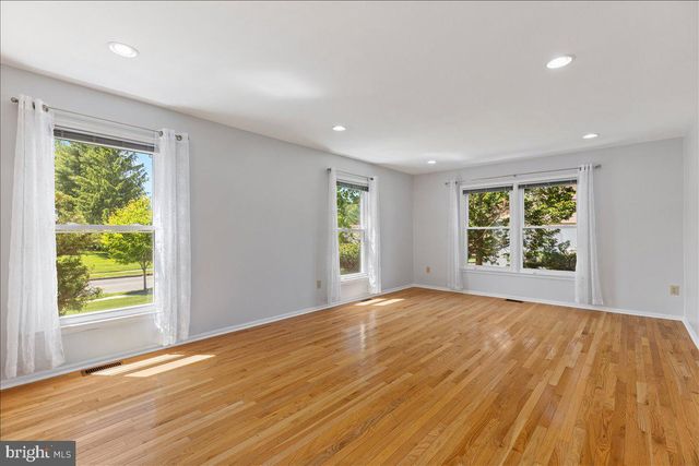 4 ROSELAND CT, Princeton Junction, NJ 08550
