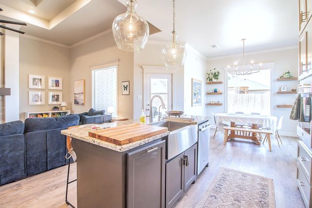 716 Ventoso Circle, Wolfforth, TX 79382