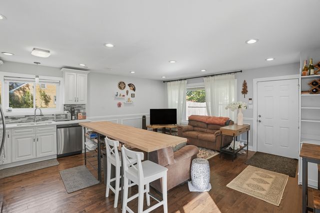 6712 S Evans Avenue, Chicago, IL 60637