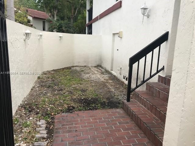 337 Ives Dairy Rd 1, Miami, FL 33179