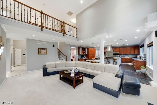5 Robert Ct, Monroe Twp., NJ 08831