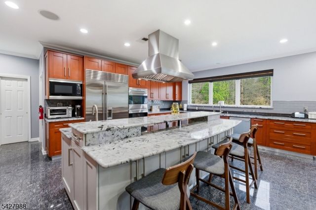 5 Robert Ct, Monroe Twp., NJ 08831
