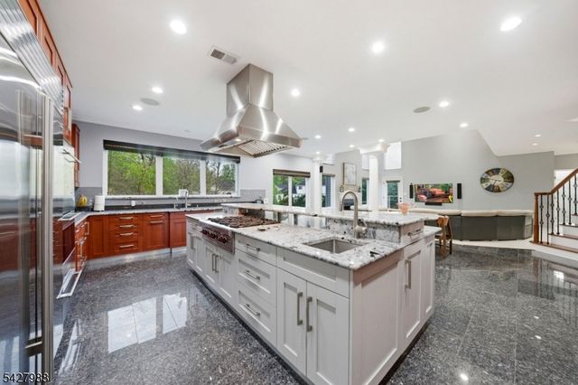 5 Robert Ct, Monroe Twp., NJ 08831