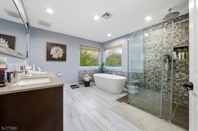 5 Robert Ct, Monroe Twp., NJ 08831