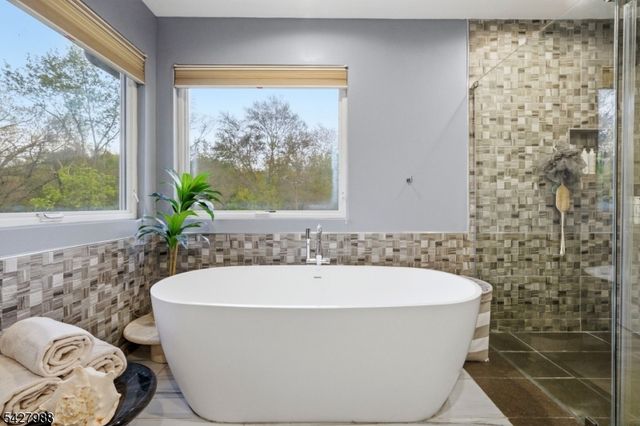 5 Robert Ct, Monroe Twp., NJ 08831