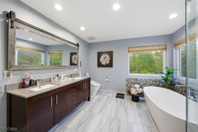 5 Robert Ct, Monroe Twp., NJ 08831