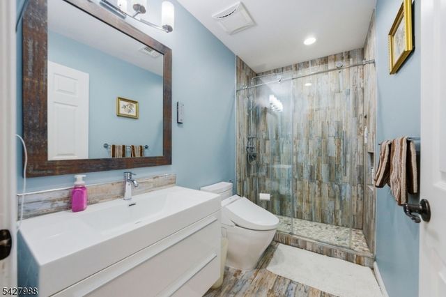 5 Robert Ct, Monroe Twp., NJ 08831