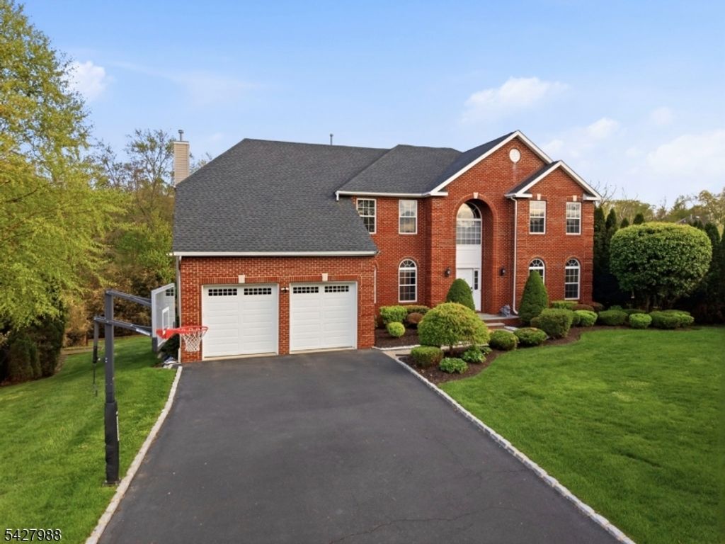 5 Robert Ct, Monroe Twp., NJ 08831