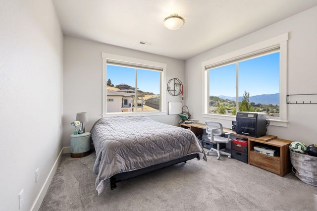 1017 Fawnhills Circle, Medford, OR 97504