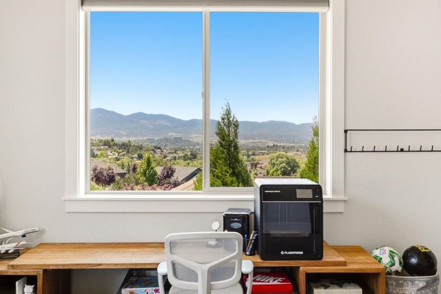 1017 Fawnhills Circle, Medford, OR 97504