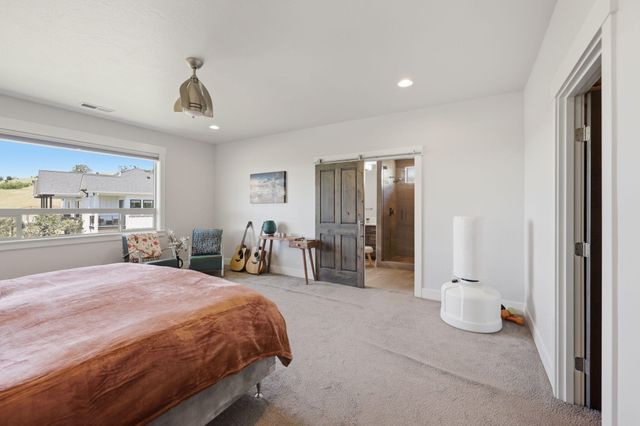 1017 Fawnhills Circle, Medford, OR 97504