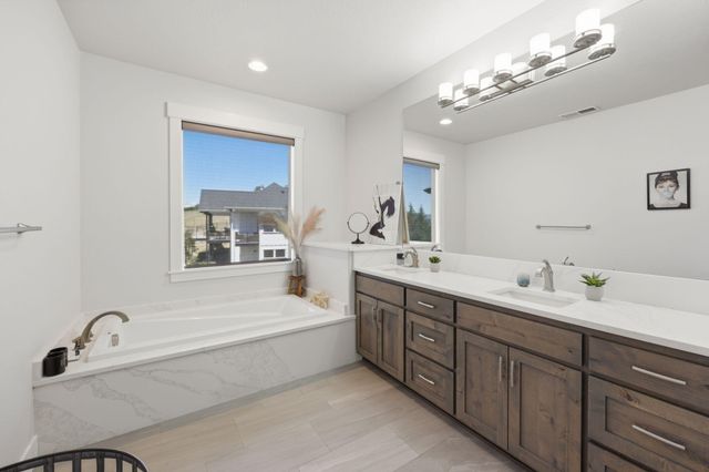 1017 Fawnhills Circle, Medford, OR 97504