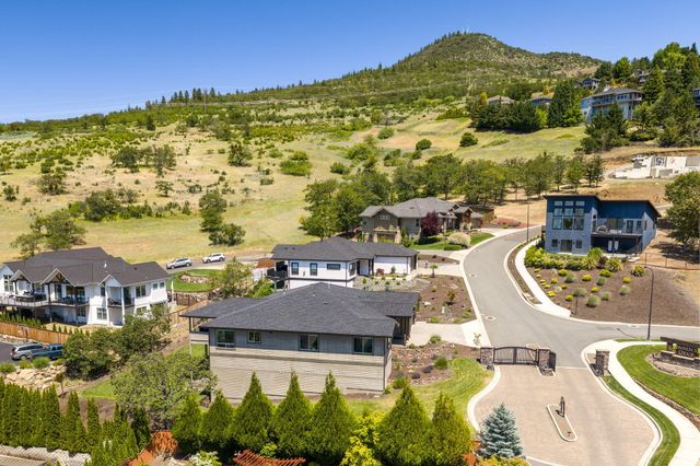1017 Fawnhills Circle, Medford, OR 97504