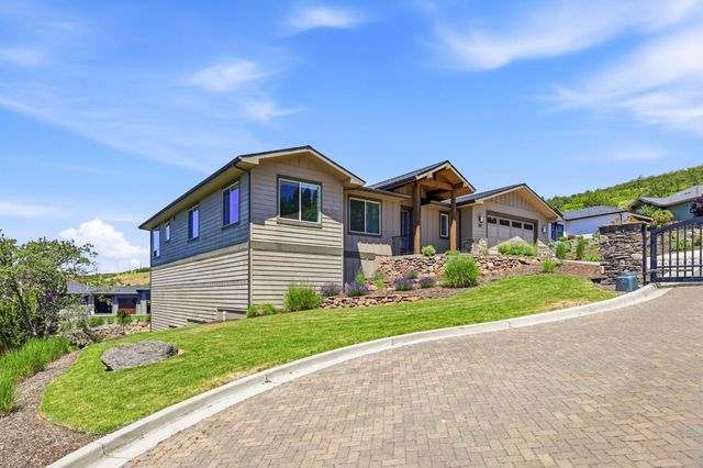 1017 Fawnhills Circle, Medford, OR 97504