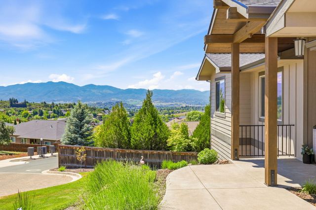 1017 Fawnhills Circle, Medford, OR 97504