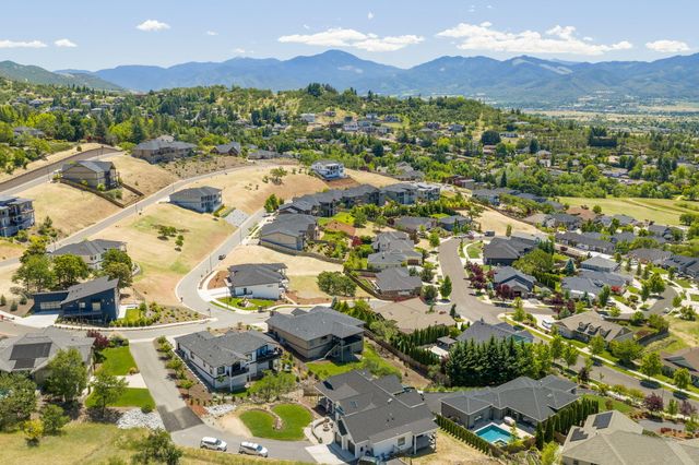 1017 Fawnhills Circle, Medford, OR 97504