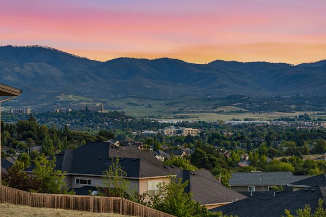 1017 Fawnhills Circle, Medford, OR 97504