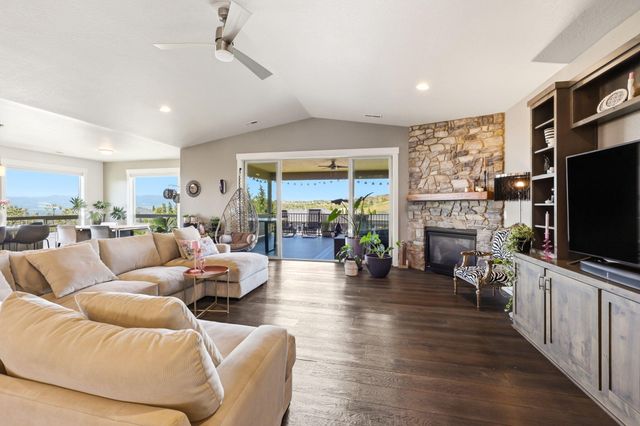 1017 Fawnhills Circle, Medford, OR 97504
