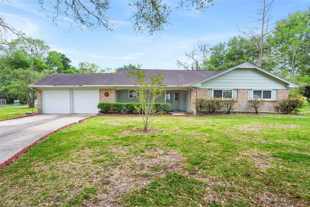 1717 Jones Street, Alvin, TX 77511