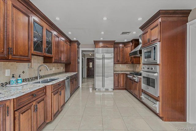 34 Duke Drive, Manhasset Hills, NY 11040