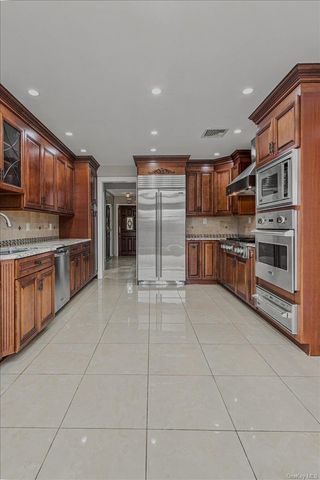 34 Duke Drive, Manhasset Hills, NY 11040