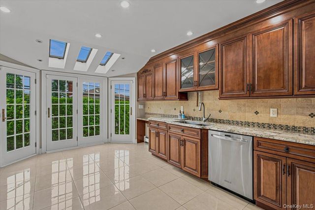 34 Duke Drive, Manhasset Hills, NY 11040