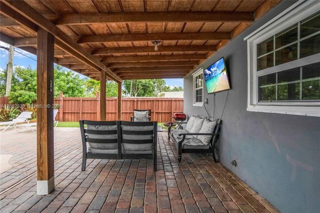 2310 De Soto Dr, Miramar, FL 33023