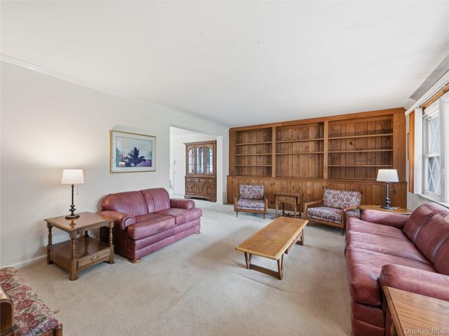 75 Stratford Avenue, Garden City, NY 11530